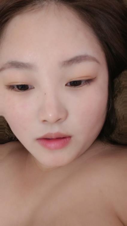 素颜妹子肉肉微胖,童颜巨乳丰满可人,主动展示美粉粉鲍鱼着实诱惑 - 截图1