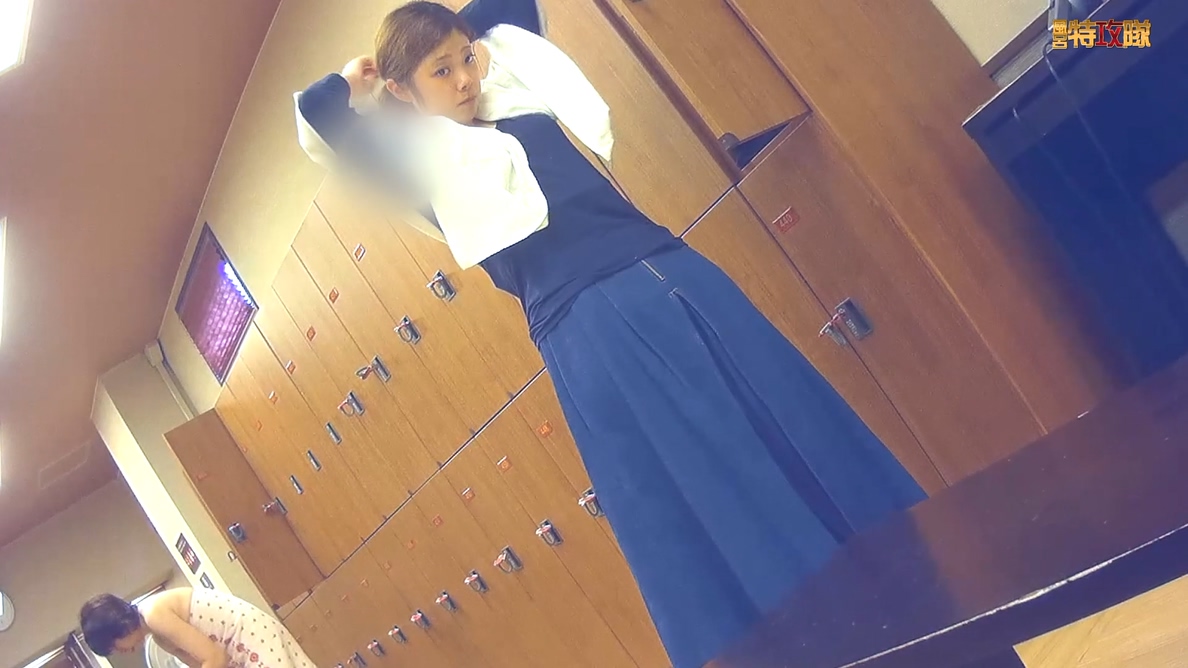 2月新流专业女盗手暗拍温泉洗浴酒店女宾换衣室内部春色环肥燕瘦各种身材年龄段美女小姐姐竹笋乳布袋乳高高撅起屁股献鲍 - 截图4