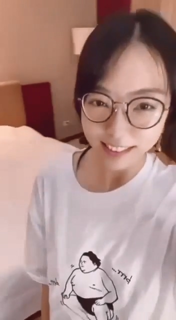 极品反差女神推荐高颜值反差婊吴梦菲全集泄密 人前女神 背后骚母狗 眼镜戴的越大越骚 - 截图5