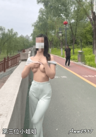重磅推荐极限公众场所露出无敌反差小母狗 狗婷,推特19岁女儿奴,各种人前露出户外啪3P群P公园打炮 - 截图17